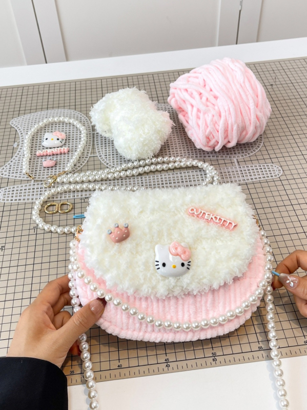 Završena KT mačka ručno pletena torbica s DIY kompletom za pliš – crossbody torba, poklon djevojci