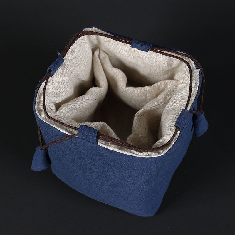Set de depozitare pentru tacâmuri de ceai: sac căptușit din bumbac-lin pentru 1 ceainic și 4 cești; sac din pânză pentru 1 ceainic și 2 cești.