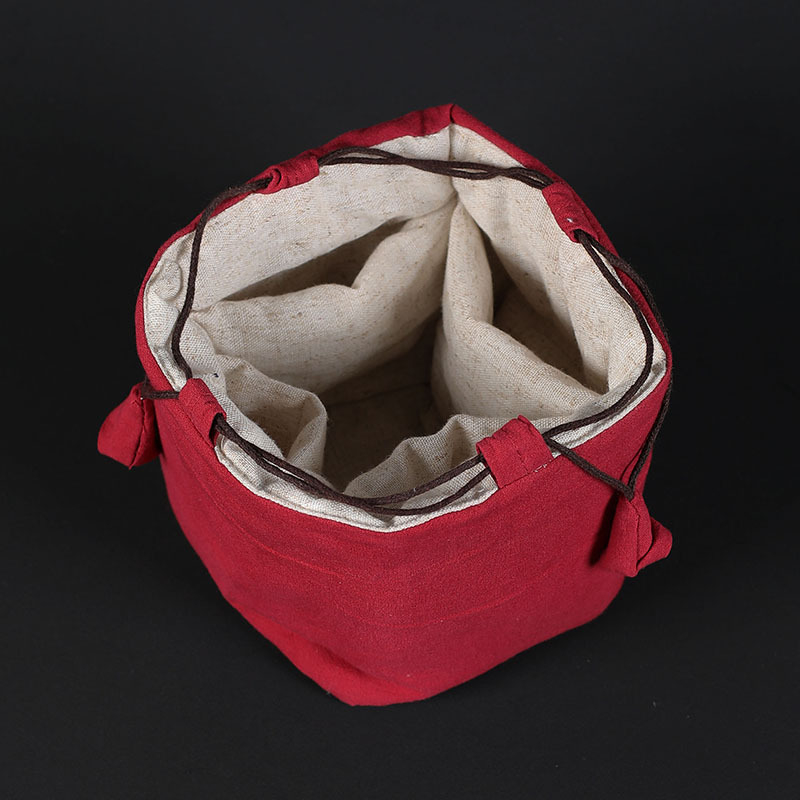 Set de depozitare pentru tacâmuri de ceai: sac căptușit din bumbac-lin pentru 1 ceainic și 4 cești; sac din pânză pentru 1 ceainic și 2 cești.