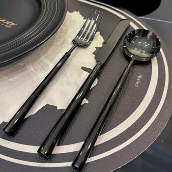 Set de tacâmuri din oțel inoxidabil 304 cu strat titan negru: cuțit și furculiță, lingură de desert, furculiță de fructe, lingură de cafea și linguriță.