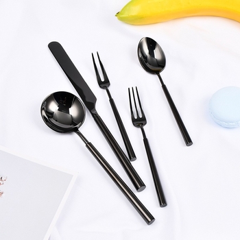 Set de tacâmuri din oțel inoxidabil 304 cu strat titan negru: cuțit și furculiță, lingură de desert, furculiță de fructe, lingură de cafea și linguriță.