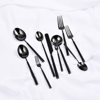 Set de tacâmuri din oțel inoxidabil 304 cu strat titan negru: cuțit și furculiță, lingură de desert, furculiță de fructe, lingură de cafea și linguriță.