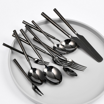 Set de tacâmuri din oțel inoxidabil 304 cu strat titan negru: cuțit și furculiță, lingură de desert, furculiță de fructe, lingură de cafea și linguriță.