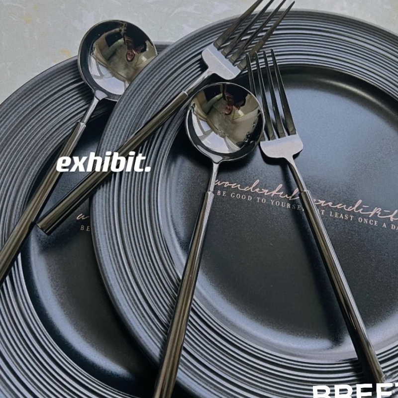 Set de tacâmuri din oțel inoxidabil 304 cu strat titan negru: cuțit și furculiță, lingură de desert, furculiță de fructe, lingură de cafea și linguriță.