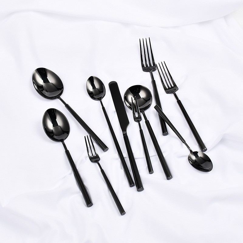 Set de tacâmuri din oțel inoxidabil 304 cu strat titan negru: cuțit și furculiță, lingură de desert, furculiță de fructe, lingură de cafea și linguriță.