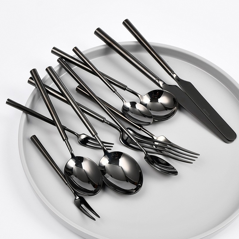 Set de tacâmuri din oțel inoxidabil 304 cu strat titan negru: cuțit și furculiță, lingură de desert, furculiță de fructe, lingură de cafea și linguriță.