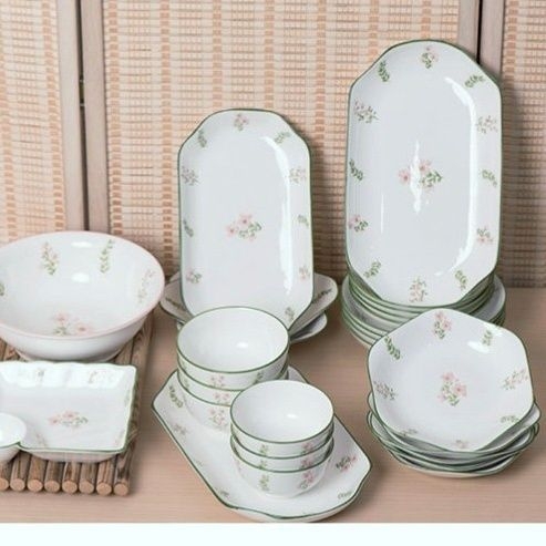 Csontporcelán tálak és tányérok alglazúros színben, vastag falú kivitel, japán stílus, minimalista friss megjelenés
