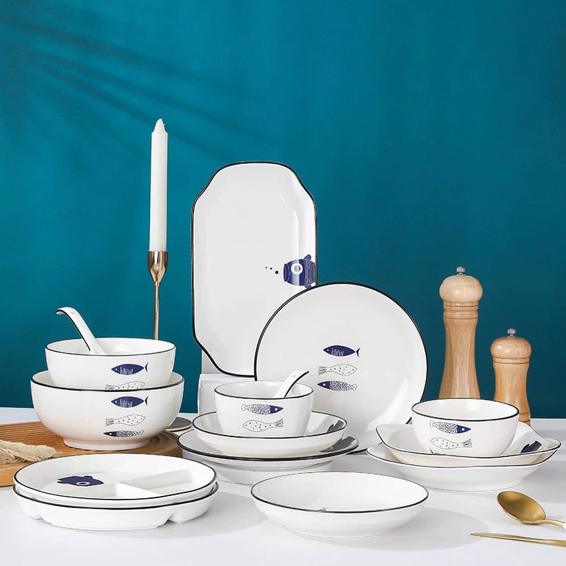 Set ceramic pentru masă: farfurii și boluri, design desen animat, bol mare de supă, farfurie în formă de pește, boluri pentru salată de fructe.