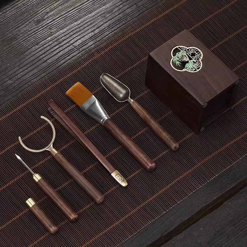 Set de ceremonie a ceaiului Six Gentlemen, din lemn de abanos, cu accesorii din cupru pentru kung fu ceai — clips pentru ceai, ac pentru ceai, linguriță pentru ceai și stilou de întreținere a ceainicului