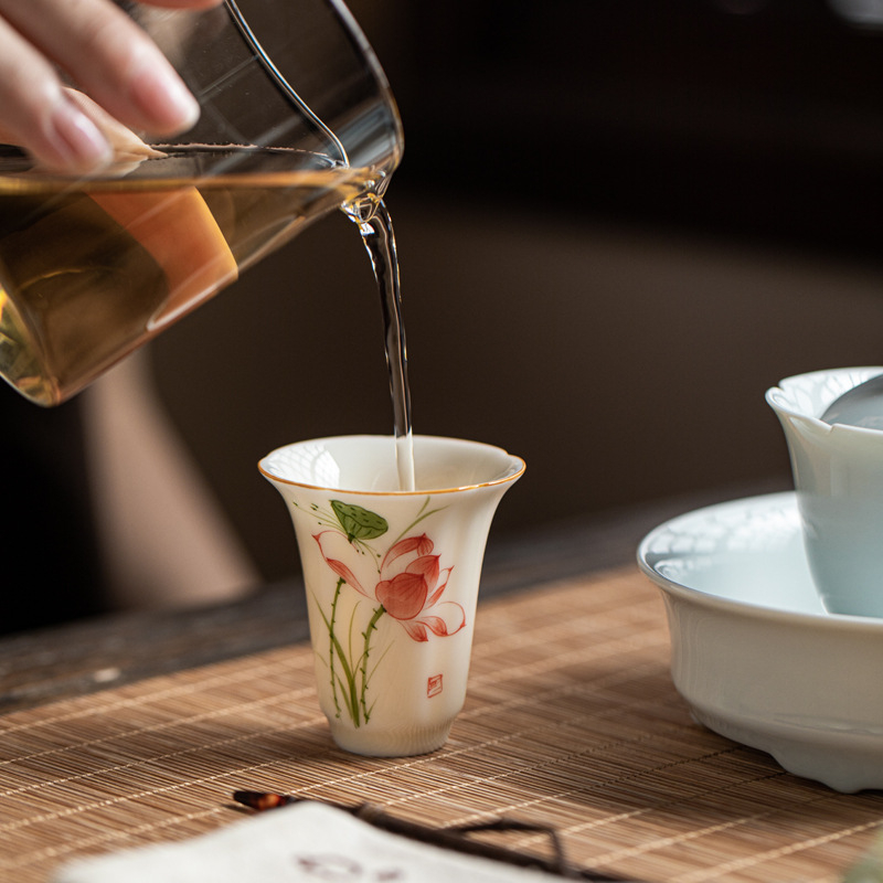 Ceașcă ceramică pentru ceai Kung Fu, cu petale pictate manual sub glazură galben miere, ceașcă aromată cu lotus, floare de piersic și crin