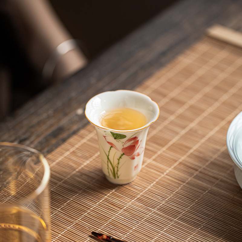 Ceașcă ceramică pentru ceai Kung Fu, cu petale pictate manual sub glazură galben miere, ceașcă aromată cu lotus, floare de piersic și crin
