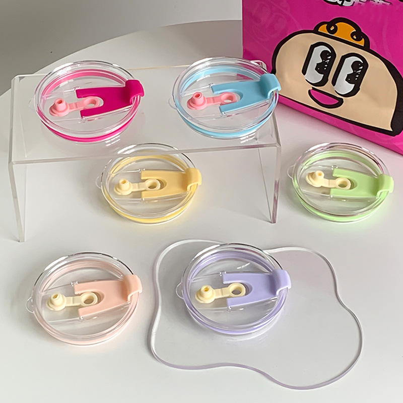Capac din plastic pentru pahar cu gaură pentru pai – protecție împotriva prafului și a scurgerilor, imprimare logo disponibil, personalizabil
