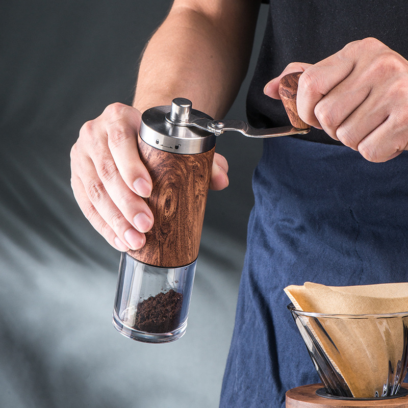 Set portabil pentru cafea la filtru prin infuzie — kit complet cu râșniță, ceașcă, filtre, linguriță de măsurare și ceainic de turnare