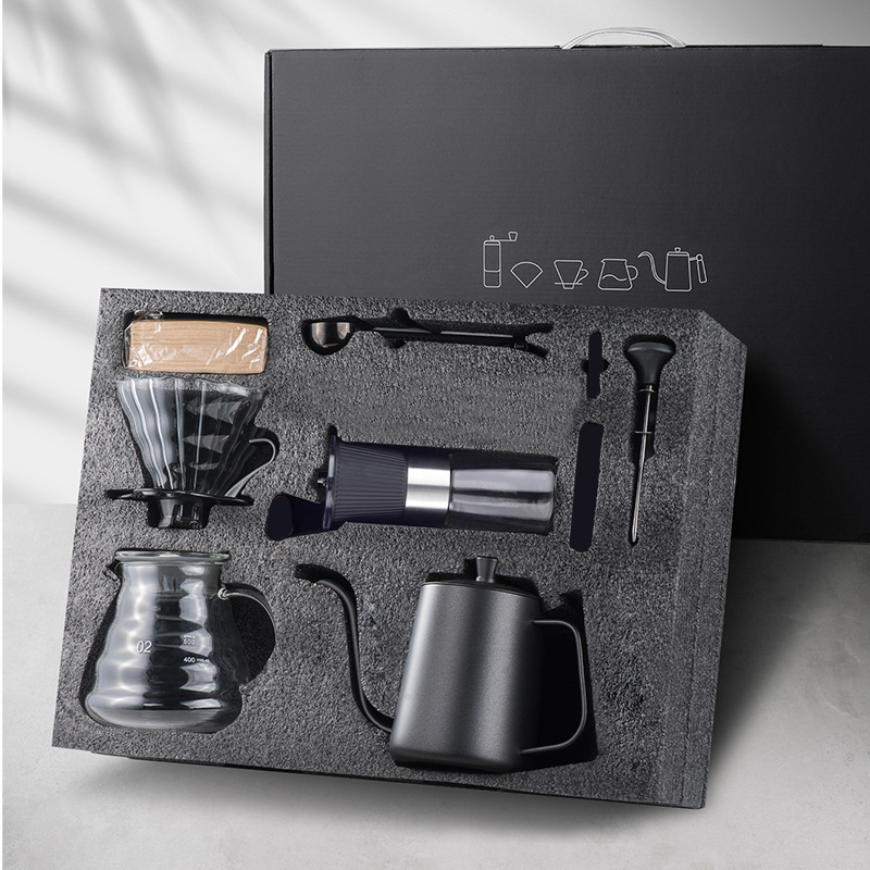 Set portabil pentru cafea la filtru prin infuzie — kit complet cu râșniță, ceașcă, filtre, linguriță de măsurare și ceainic de turnare
