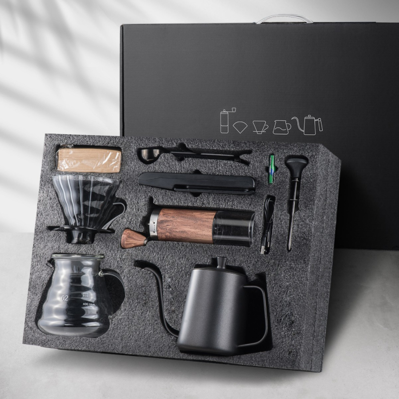 Set portabil pentru cafea la filtru prin infuzie — kit complet cu râșniță, ceașcă, filtre, linguriță de măsurare și ceainic de turnare