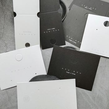 Carduri din carton pentru bijuterii, pentru accesorii de păr: agrafe, colier și cercei – negru și alb