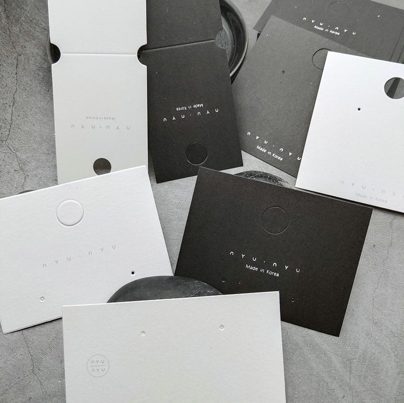 Carduri din carton pentru bijuterii, pentru accesorii de păr: agrafe, colier și cercei – negru și alb