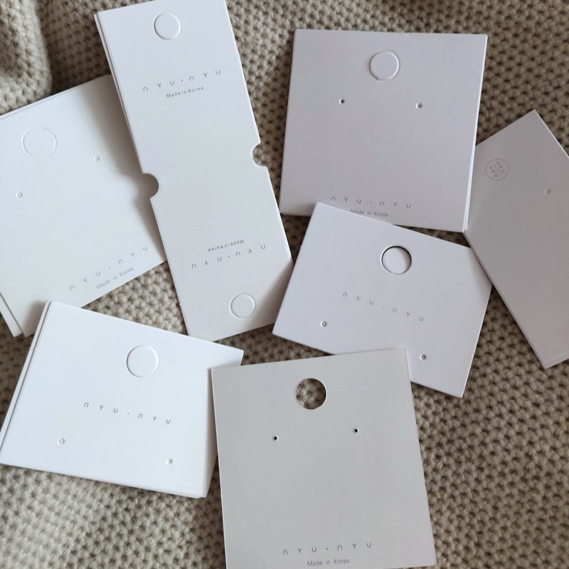 Carduri din carton pentru bijuterii, pentru accesorii de păr: agrafe, colier și cercei – negru și alb