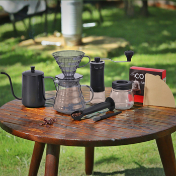 Set de cafea pentru exterior pour-over, cu râșniță manuală, carafă de cafea, cești, filtre de hârtie și linguriță de măsurare