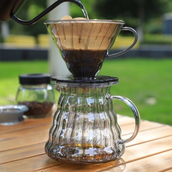 Set de cafea pentru exterior pour-over, cu râșniță manuală, carafă de cafea, cești, filtre de hârtie și linguriță de măsurare