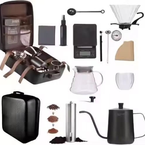 Set de cafea pentru exterior pour-over, cu râșniță manuală, carafă de cafea, cești, filtre de hârtie și linguriță de măsurare