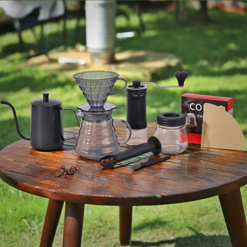 Set de cafea pentru exterior pour-over, cu râșniță manuală, carafă de cafea, cești, filtre de hârtie și linguriță de măsurare