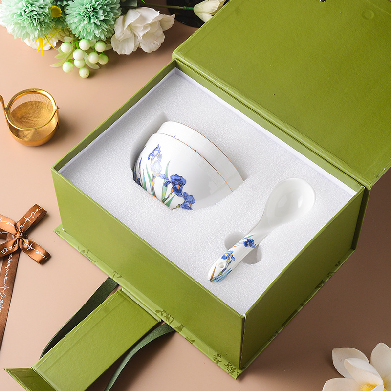 Set cești de cafea și farfurie Iris Series din bone china – ceai de după-amiază