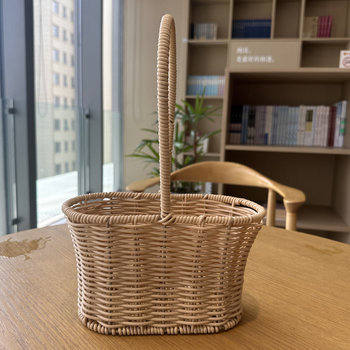 Coș de flori împletit manual din ratan, salcie și bambus, cu aspect imitatie de ratan, ideal pentru aranjamente florale și cadouri.