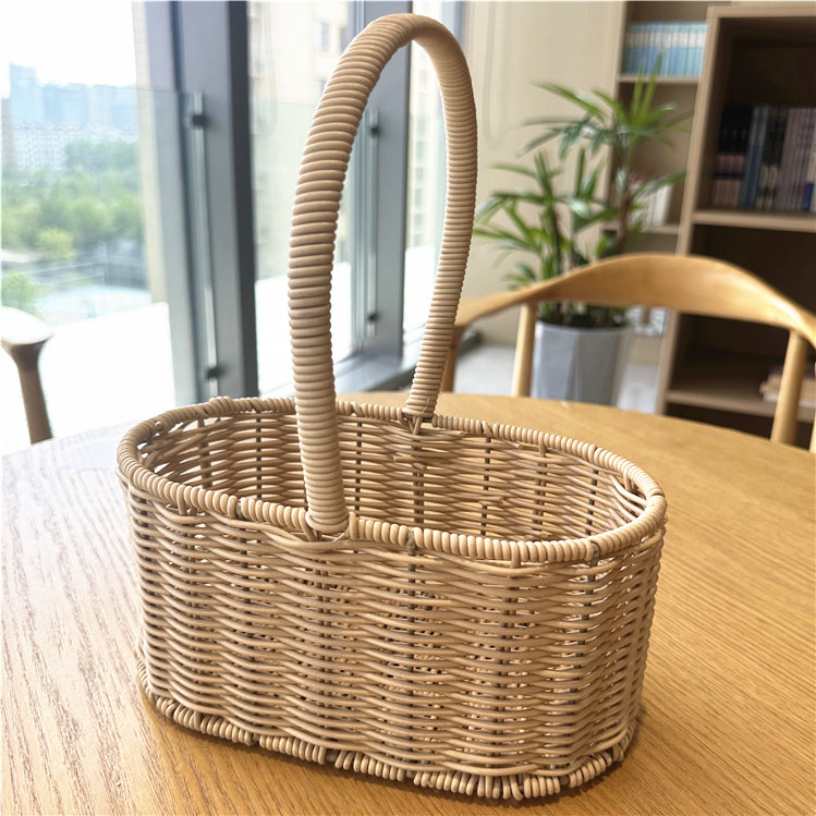 Coș de flori împletit manual din ratan, salcie și bambus, cu aspect imitatie de ratan, ideal pentru aranjamente florale și cadouri.