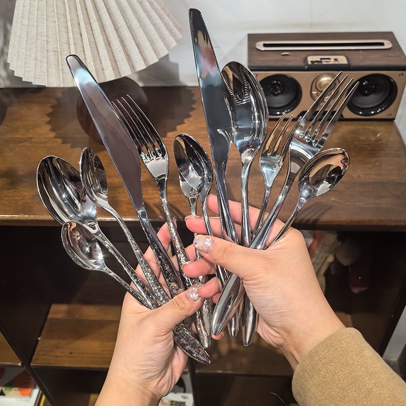 Set tacâmuri din oțel inoxidabil 304, cu textură ciocănită, incluzând cuțit, furculiță, lingură și linguriță de desert, pentru uz casnic și hoteluri de lux, poate sta în poziție verticală