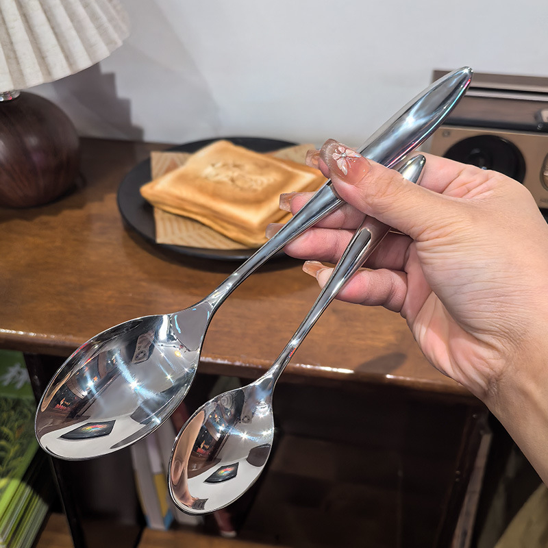 Set tacâmuri din oțel inoxidabil 304, cu textură ciocănită, incluzând cuțit, furculiță, lingură și linguriță de desert, pentru uz casnic și hoteluri de lux, poate sta în poziție verticală
