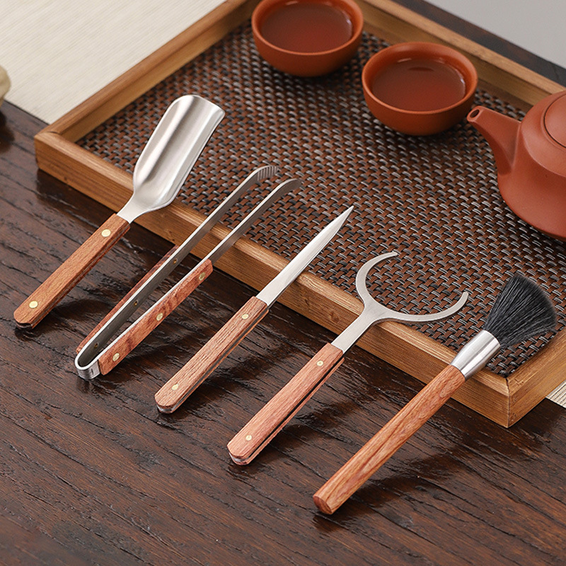 Set ceremonial ceai Six Gentlemen – oțel inoxidabil și lemn solid, clips pentru ceai, linguriță de ceai, furculiță pentru ceașcă, perie pentru ceainic, cuțit de ceai (cinci piese)