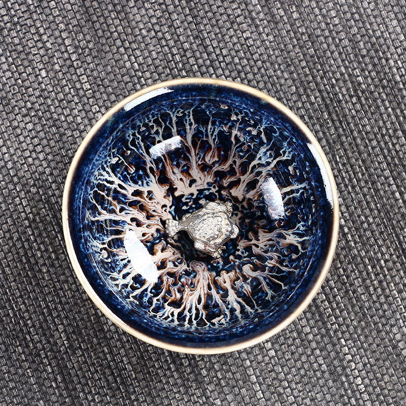 Căniță de ceai Jianzhan cu încrustație de argint, glazură Tianmu cu variație la cuptor, glazură Rabbit-Hair, motiv pește argintiu, ceramică pentru degustare