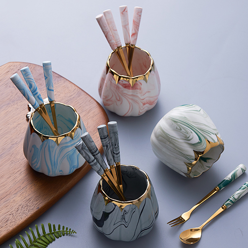 Set nordic din oțel inoxidabil pentru fructe: furculiță și lingură cu recipient ceramic de depozitare, design marmorat pentru uz casnic