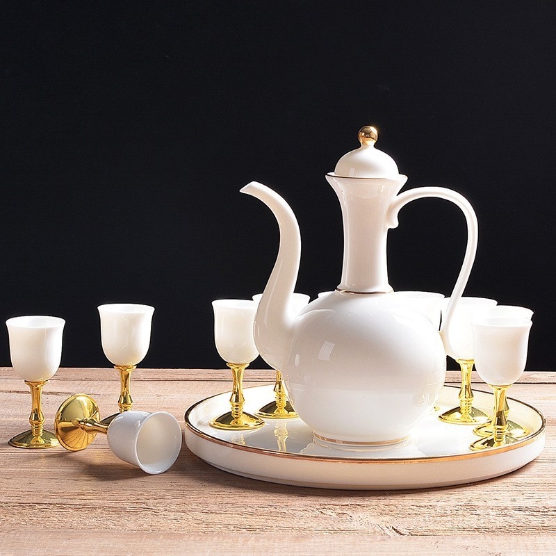 Set de vin din porțelan alb, cu distribuitor în stil antic, pahare mici și cană ceramică – cadou premium pentru casă
