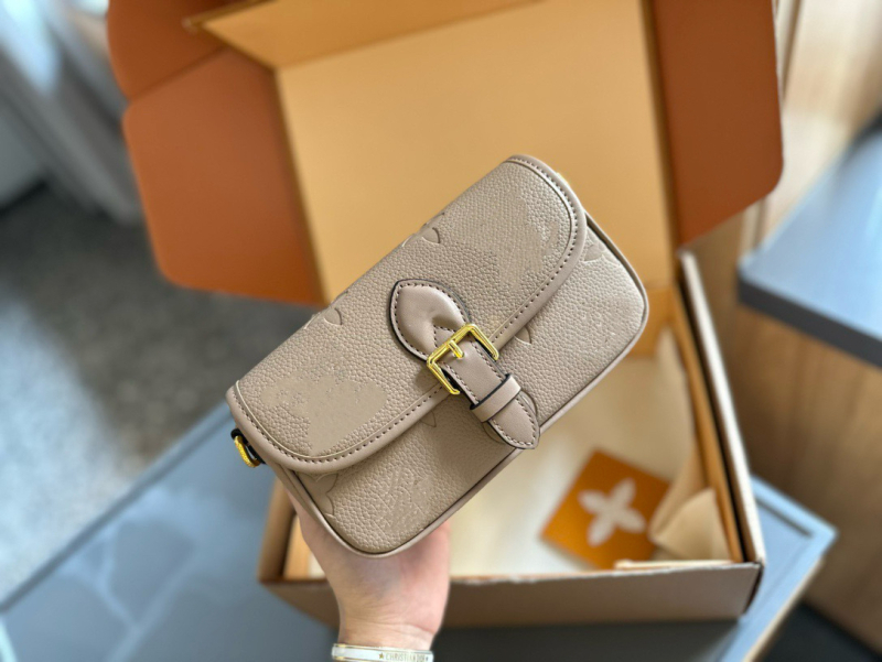2025 nova europsko-američka moda: crossbody torbica s reljefnim uzorkom u obliku baguette, mini ženska torba za svakodnevnu uporabu