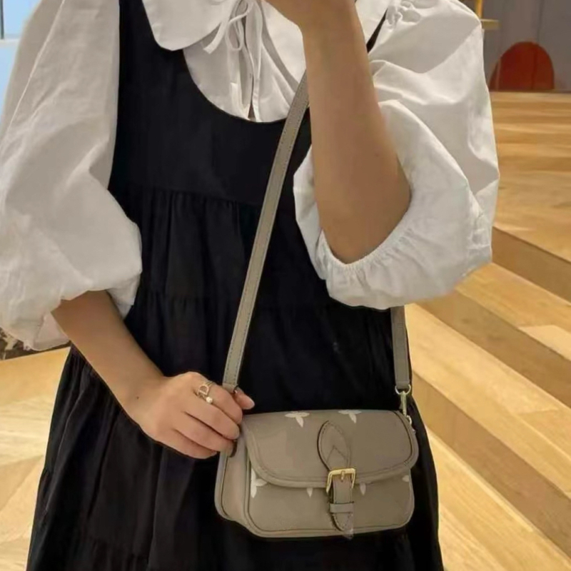 2025 nova europsko-američka moda: crossbody torbica s reljefnim uzorkom u obliku baguette, mini ženska torba za svakodnevnu uporabu