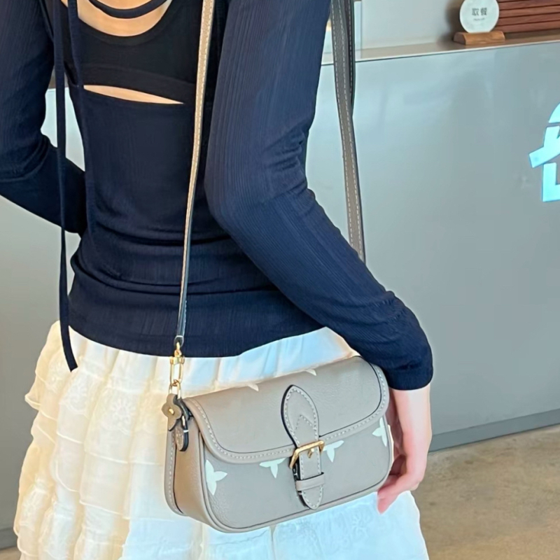 2025 nova europsko-američka moda: crossbody torbica s reljefnim uzorkom u obliku baguette, mini ženska torba za svakodnevnu uporabu