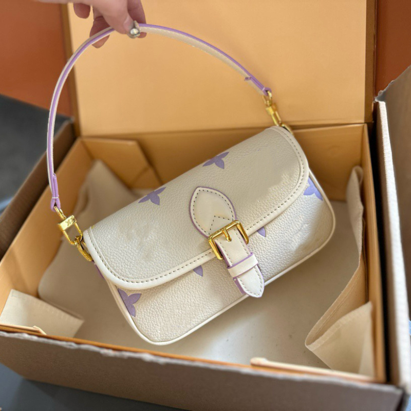 2025 nova europsko-američka moda: crossbody torbica s reljefnim uzorkom u obliku baguette, mini ženska torba za svakodnevnu uporabu