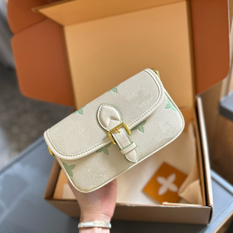 2025 nova europsko-američka moda: crossbody torbica s reljefnim uzorkom u obliku baguette, mini ženska torba za svakodnevnu uporabu