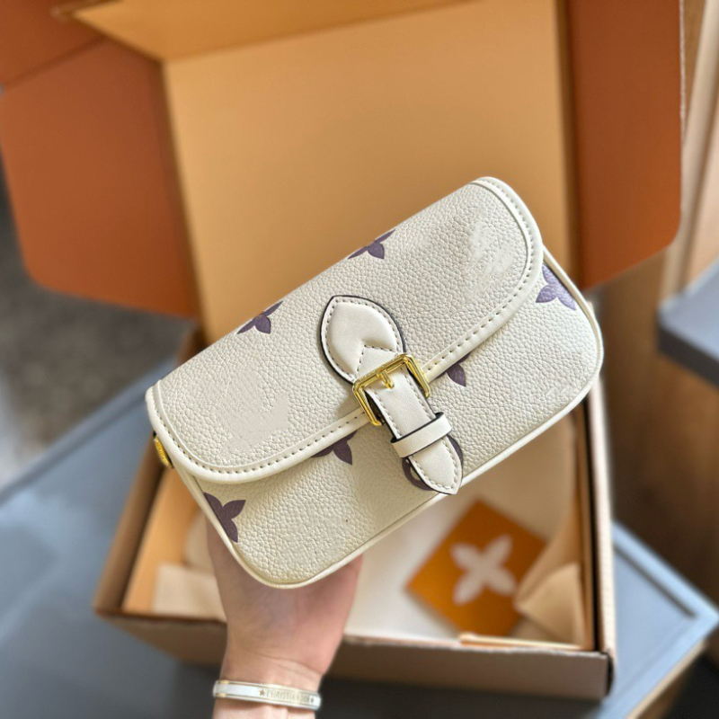 2025 nova europsko-američka moda: crossbody torbica s reljefnim uzorkom u obliku baguette, mini ženska torba za svakodnevnu uporabu