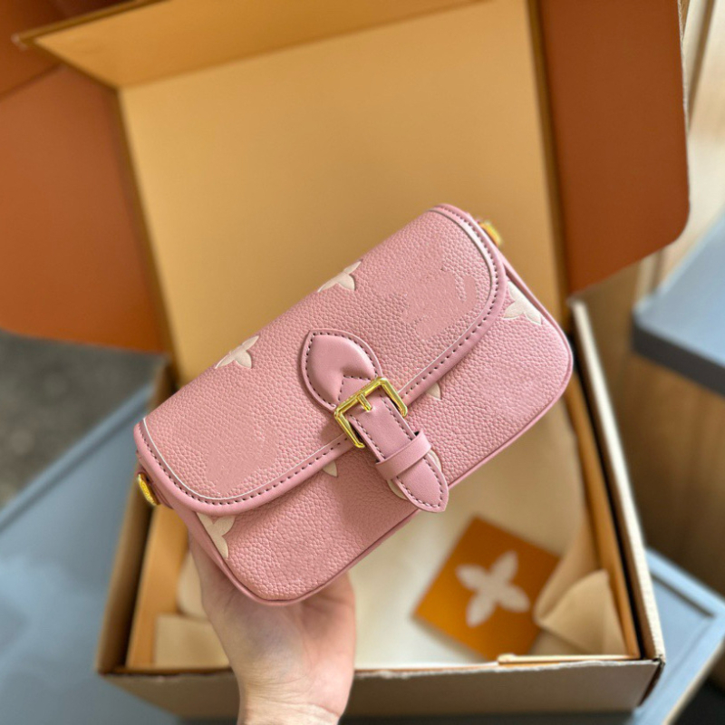 2025 nova europsko-američka moda: crossbody torbica s reljefnim uzorkom u obliku baguette, mini ženska torba za svakodnevnu uporabu