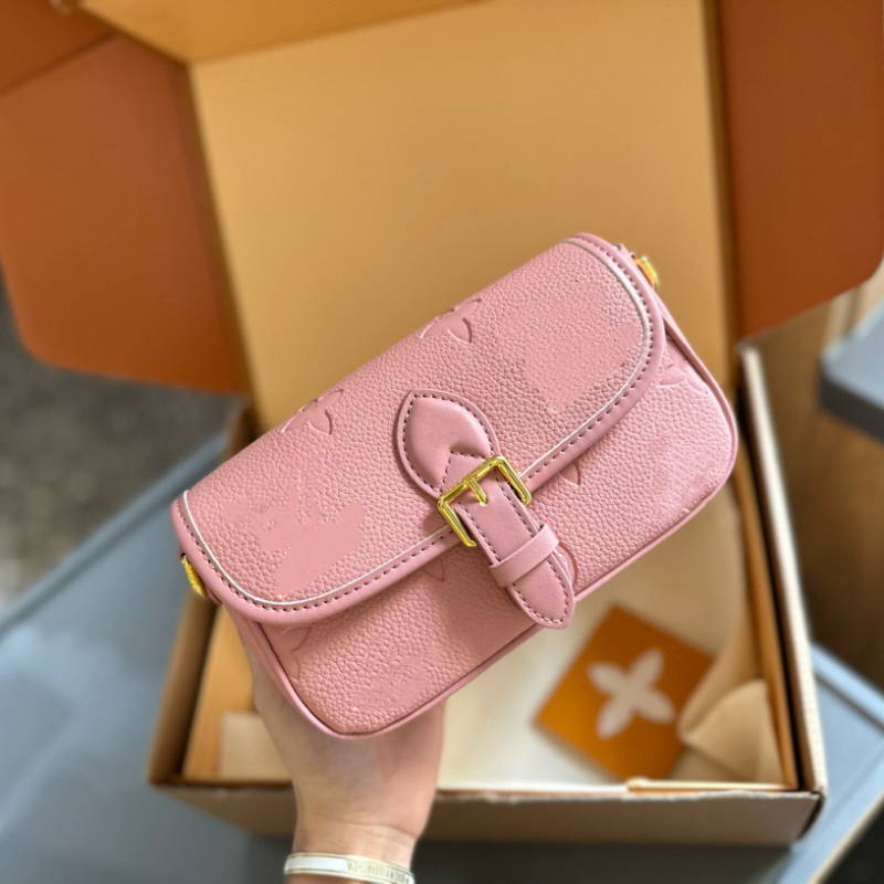 2025 nova europsko-američka moda: crossbody torbica s reljefnim uzorkom u obliku baguette, mini ženska torba za svakodnevnu uporabu