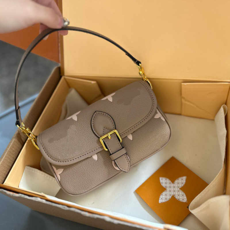 2025 nova europsko-američka moda: crossbody torbica s reljefnim uzorkom u obliku baguette, mini ženska torba za svakodnevnu uporabu