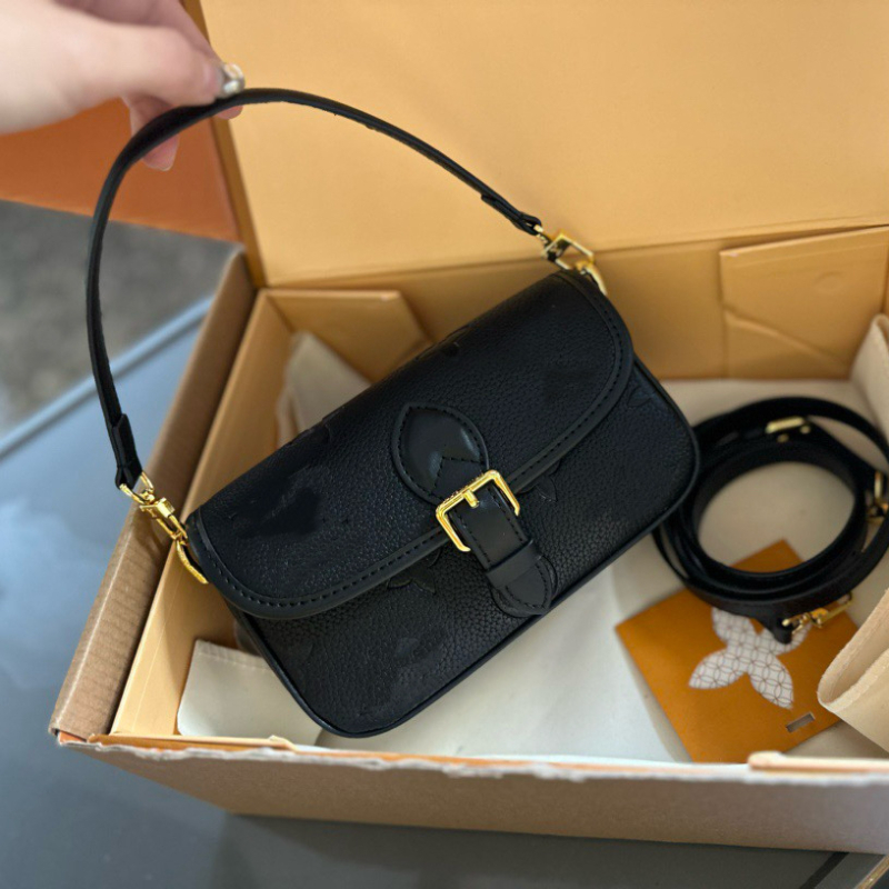 2025 nova europsko-američka moda: crossbody torbica s reljefnim uzorkom u obliku baguette, mini ženska torba za svakodnevnu uporabu