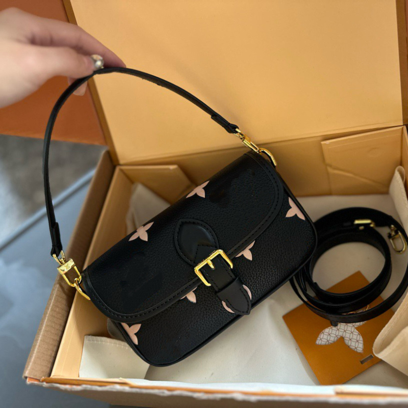 2025 nova europsko-američka moda: crossbody torbica s reljefnim uzorkom u obliku baguette, mini ženska torba za svakodnevnu uporabu
