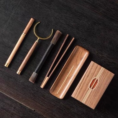 Set accesorii Gongfu pentru ceremonia ceaiului, din lemn de abanos și nuc, colecția celor șase domni – set de cuțite pentru ceai și pensulă de îngrijire a ceainicei