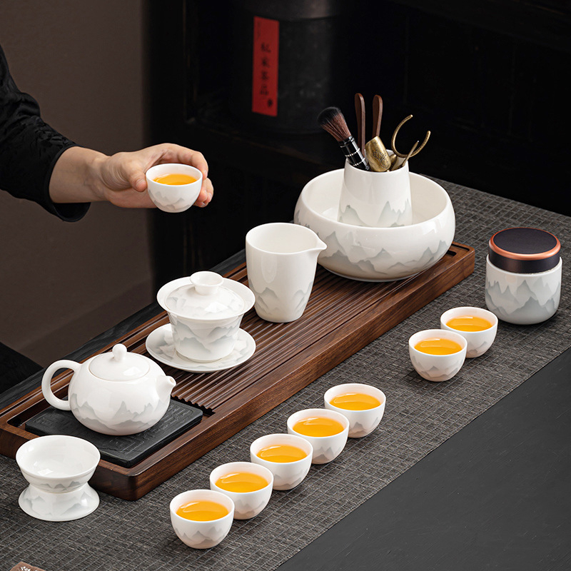 Kínai stílusú Gongfu teáskészlet fehér porcelánból, teáskannával, teás tálcával és fedeles tálkával; otthoni használatra, üzleti testreszabással