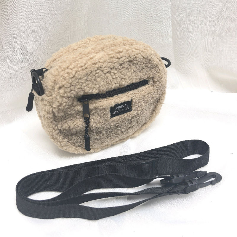 Ženska torbica od teddy velura – mala crossbody torba za zimu, ležerni stil