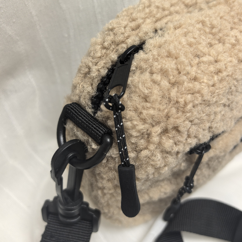 Ženska torbica od teddy velura – mala crossbody torba za zimu, ležerni stil